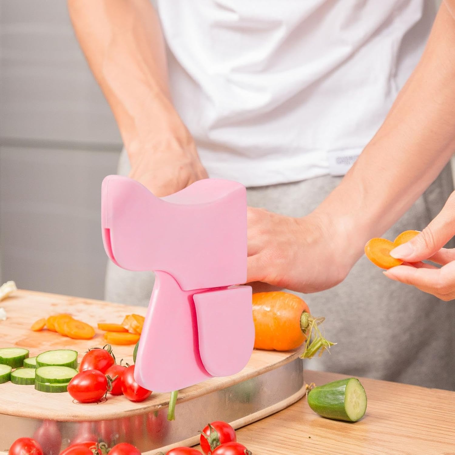 Ergonomic fingers protector compact for kitchen use
